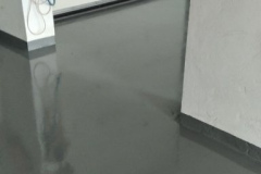 Detail u přechodu mezi garážemi